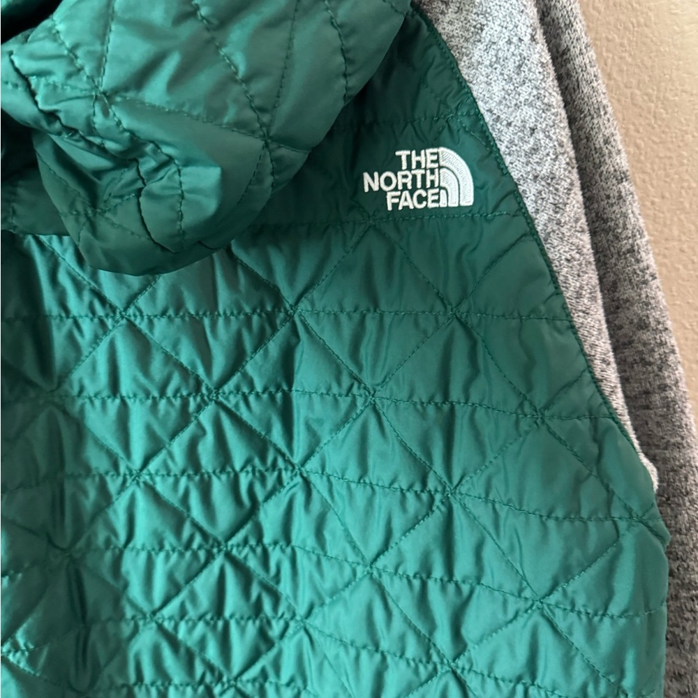 Boys The North Face Green and Heather Gray Light Jacket - Picture 6 of 10